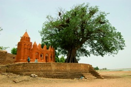 mosquée ancient sous gigantesque baobob à Ségou Koro