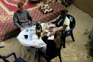 Clients prendre leurs petie déjeuner à Sahara Passion